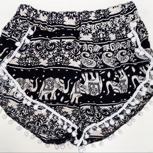 Flowy/beachy elephant print black&white shorts